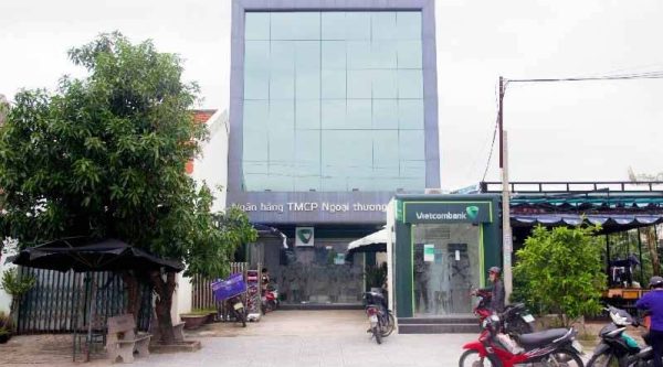 Ngân hàng ngay cổng dự án